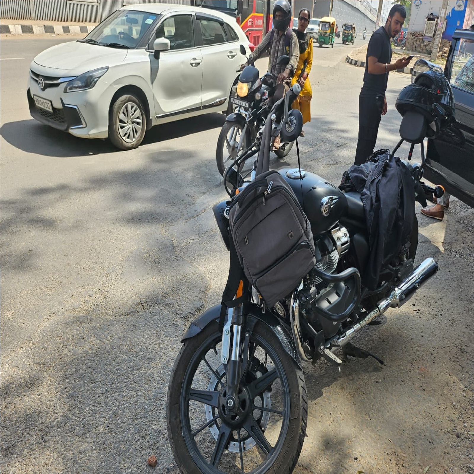 रॉन्ग साइड से आए ऑटो ने बाइक को मारी टक्कर