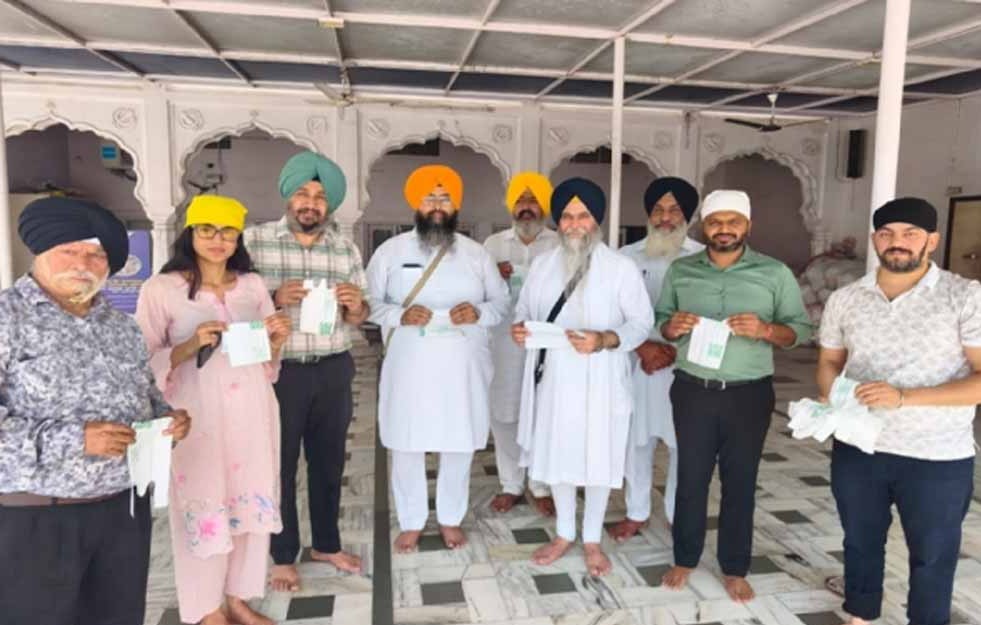 Patiala: पटियाला में पर्यावरण संरक्षण की अनूठी पहल, कम्पोस्टेबल लिफाफों में कड़ाह प्रसाद