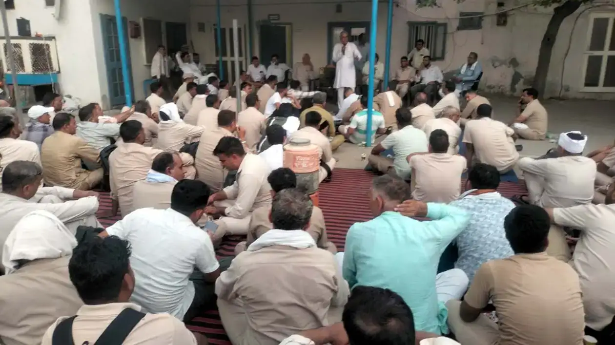Hisar: रोडवेज कर्मचारियों की हड़ताल से हिसार में यातायात व्यवस्था पर असर