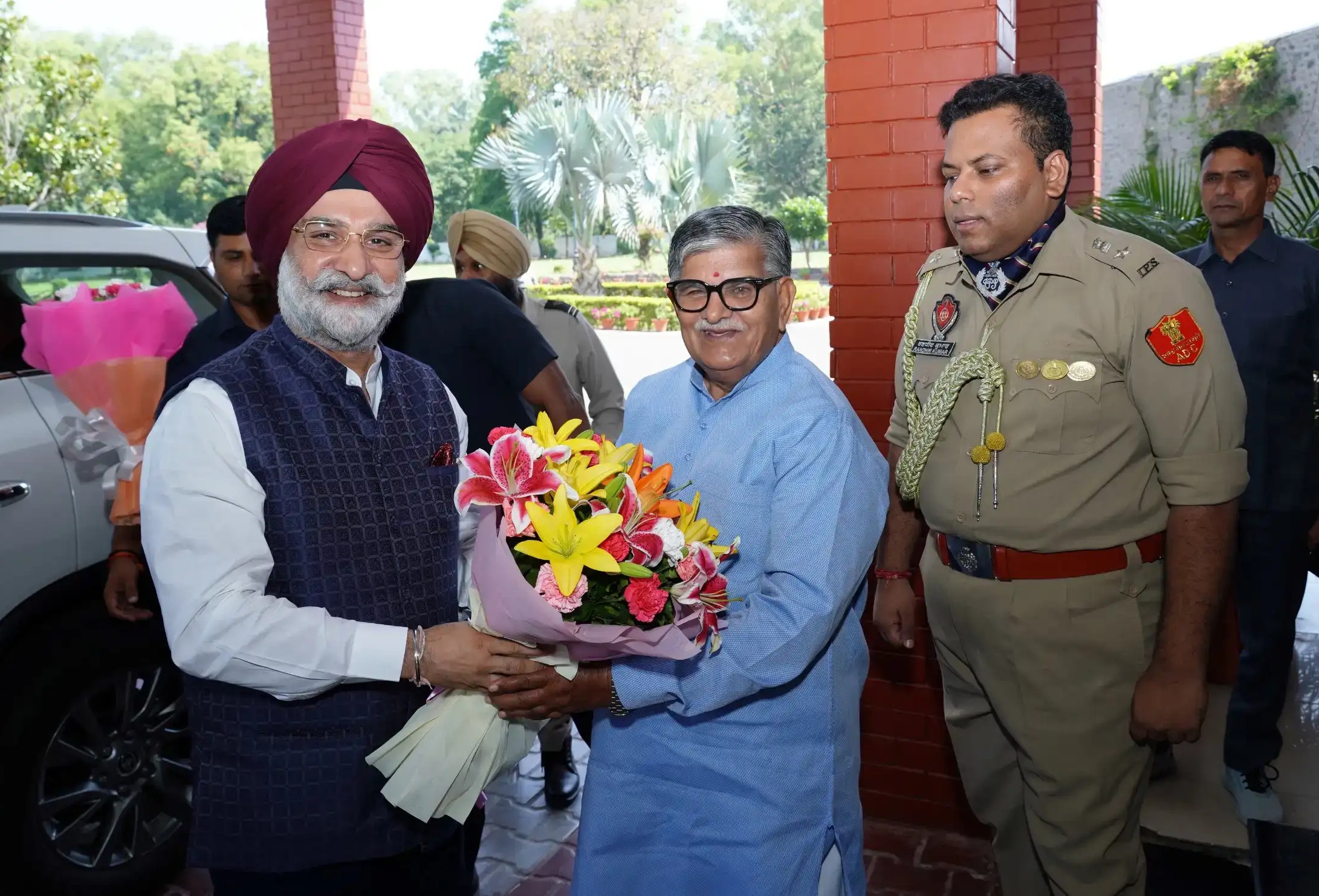 Chandigarh: दिल्ली के उपराज्यपाल तरणजीत सिंह संधू ने पंजाब के राज्यपाल गुलाब चंद कटारिया से की शिष्टाचार भेंट, विभिन्न मुद्दों पर हुई चर्चा