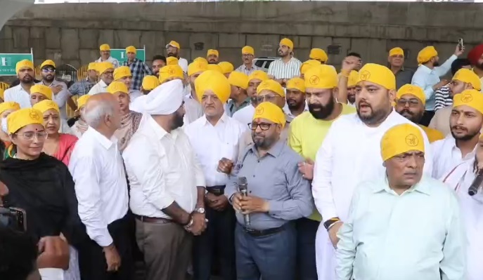 सीपी ऑफिस बाहर मंदिर समर्थकों का प्रदर्शन, थाने से आरोपी भगाने वालों पर फिर एक्शन नहीं, समाजसेवी किए जा रहे बदनाम