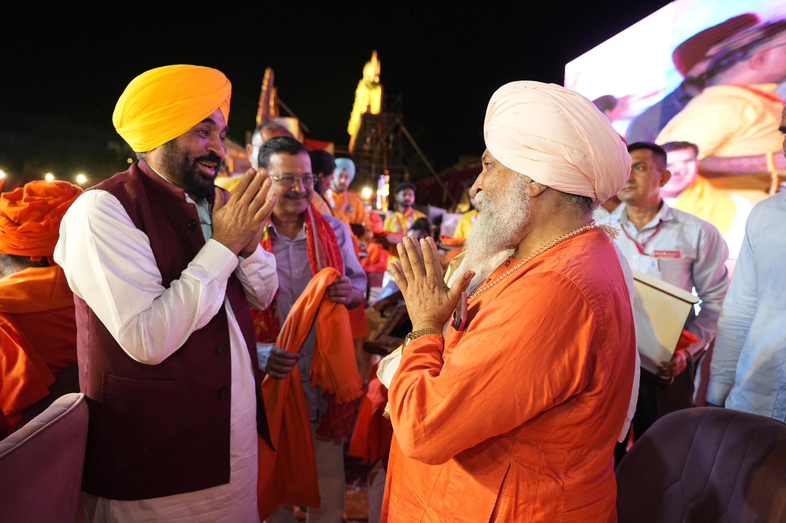 Jalandhar: 'आप' के राष्ट्रीय संयोजक अरविंद केजरीवाल और मुख्यमंत्री भगवंत सिंह मान ने जालंधर में 'एक शाम शिव के नाम' में हजारों श्रद्धालुओं के साथ की सहभागिता