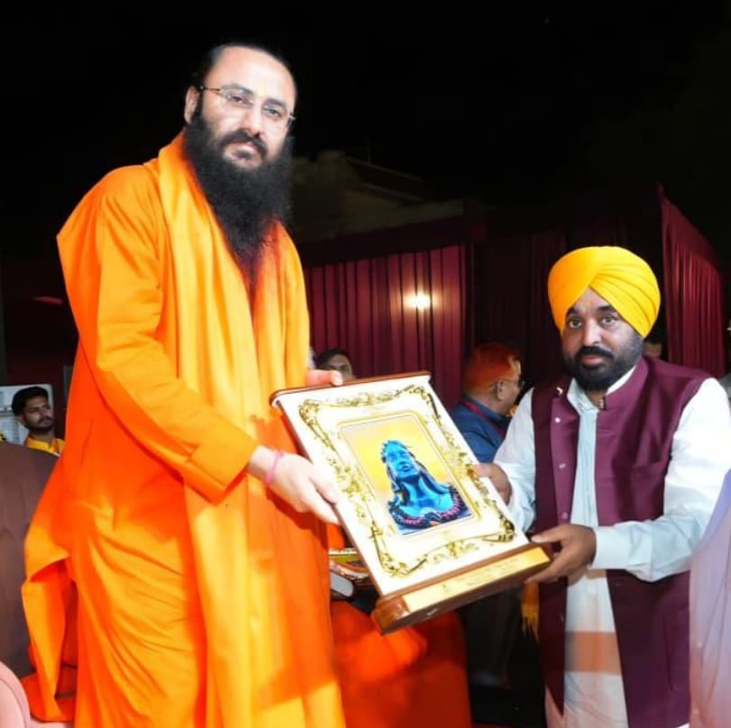 Hoshiarpur: साईं दास स्कूल ग्राउंड, जालंधर में “एक शाम भोले बाबा के नाम” भजन संध्या का भव्य आयोजन किया गया