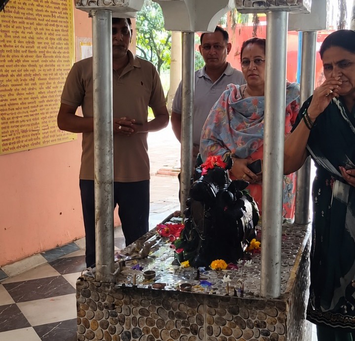 Barara: कम्बास का प्राचीन शिव मंदिर बना आस्था का केंद्र, स्वयं प्रकट शिवलिंग के दर्शन के लिए उमड़ते हैं श्रद्धालु