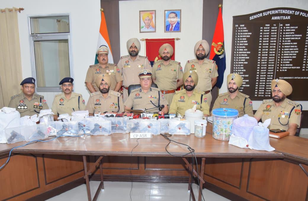 Amritsar: अमृतसर पुलिस का बड़ा एक्शन, दो सगे भाइयों समेत 9 गिरफ्तार; 8.53 किलो हेरोइन और 8 पिस्तौल बरामद