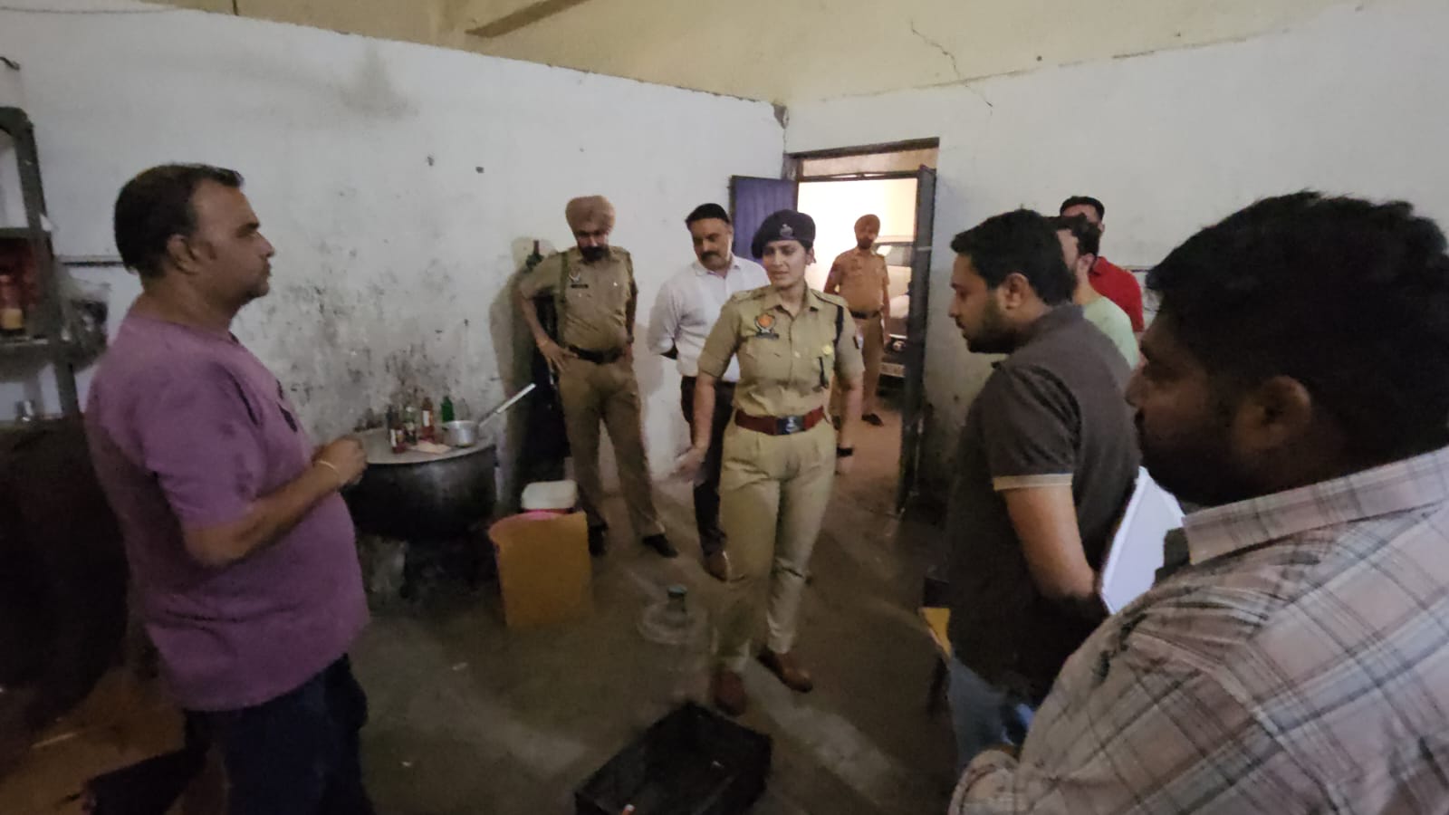 Zirakpur: फैक्ट्री पर पुलिस की दस्तक: जीरकपुर में फ्रूट बीयर यूनिट की जांच, फूड सेफ्टी मानकों पर उठे सवाल