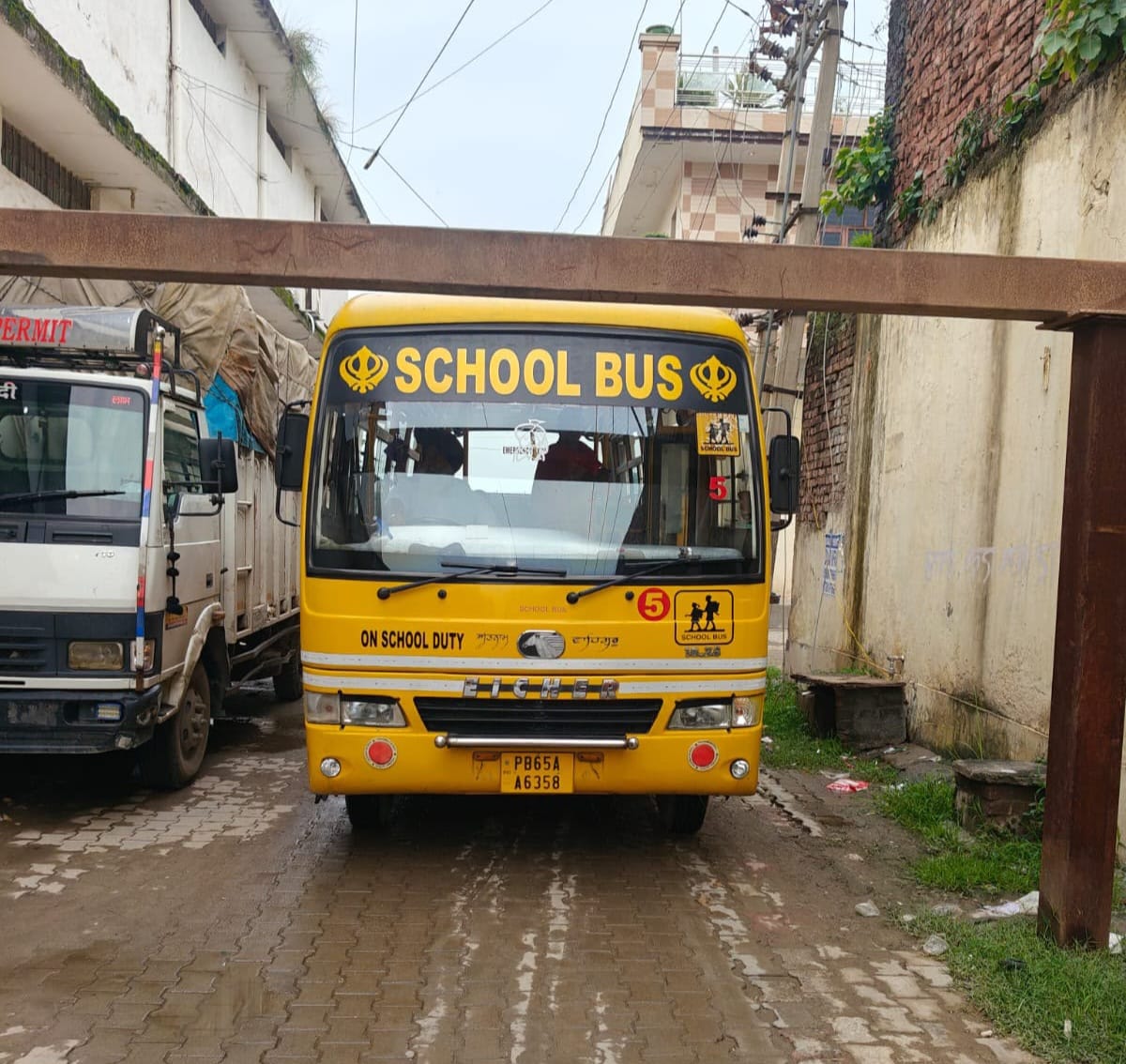 Zirakpur: जर्नैल एन्क्लेव में बैरिकेड पर विवाद, रहवासियों ने जताई आपत्ति; पूर्व पार्षद नवी बोले—लोगों की मांग पर दोबारा लगाया