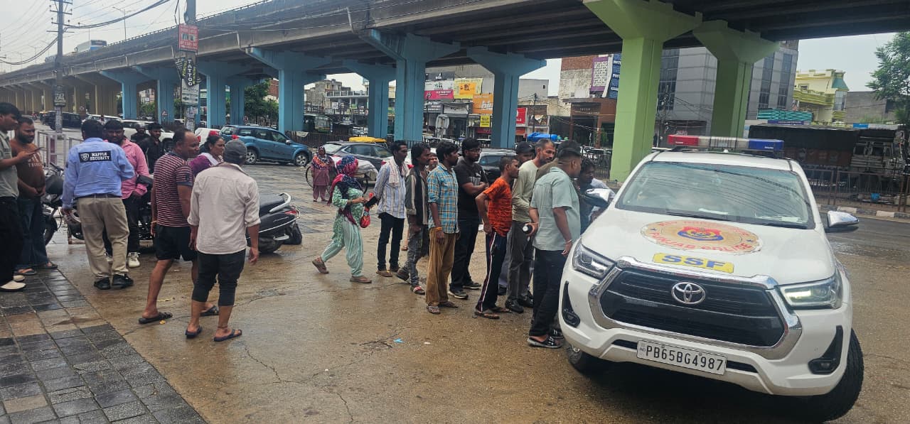 Zirakpur: ऑक्सफोर्ड स्ट्रीट के सामने युवती को बाइक ने मारी टक्कर, बेहोश होकर सड़क पर गिरी; एसएसएफ ने अस्पताल पहुंचाया
