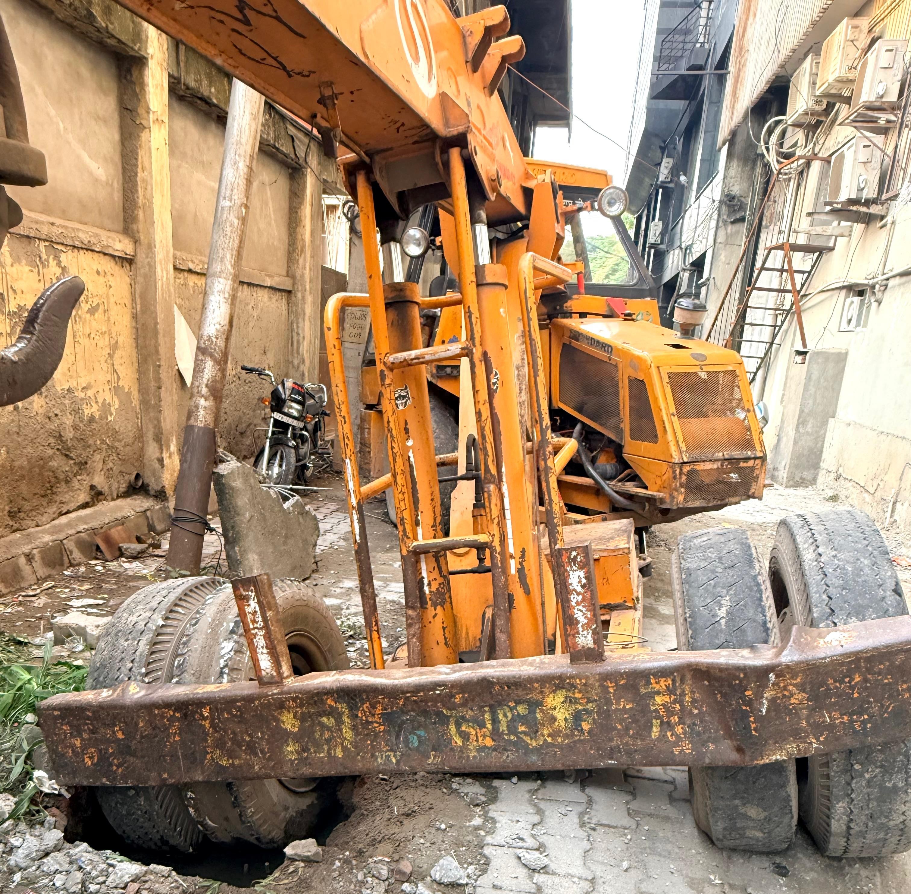 Ludhiana: फिरोज गांधी मार्केट में खस्ताहाल सीवरेज ढक्कन ने रोकी जेसीबी, पहिया धंसा; बड़ा हादसा टला