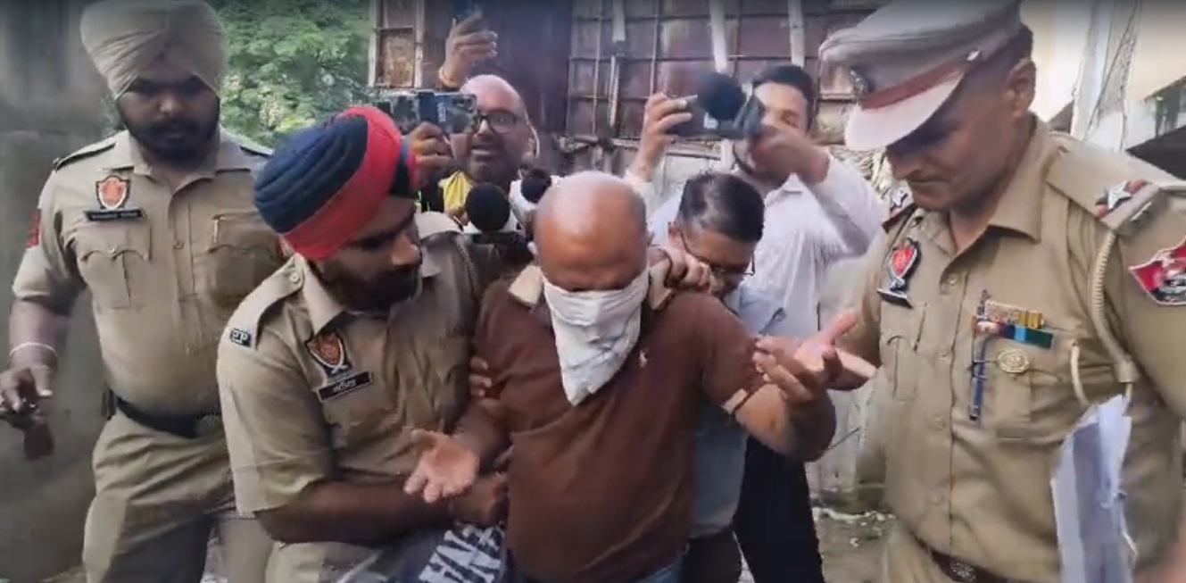 Ludhiana: लुधियाना में एक्साइज विभाग के एडिशनल कमिश्नर से ऑफिस में मारपीट, कॉलर पकड़ा और कमीज फाड़ी; पुलिस जांच में जुटी