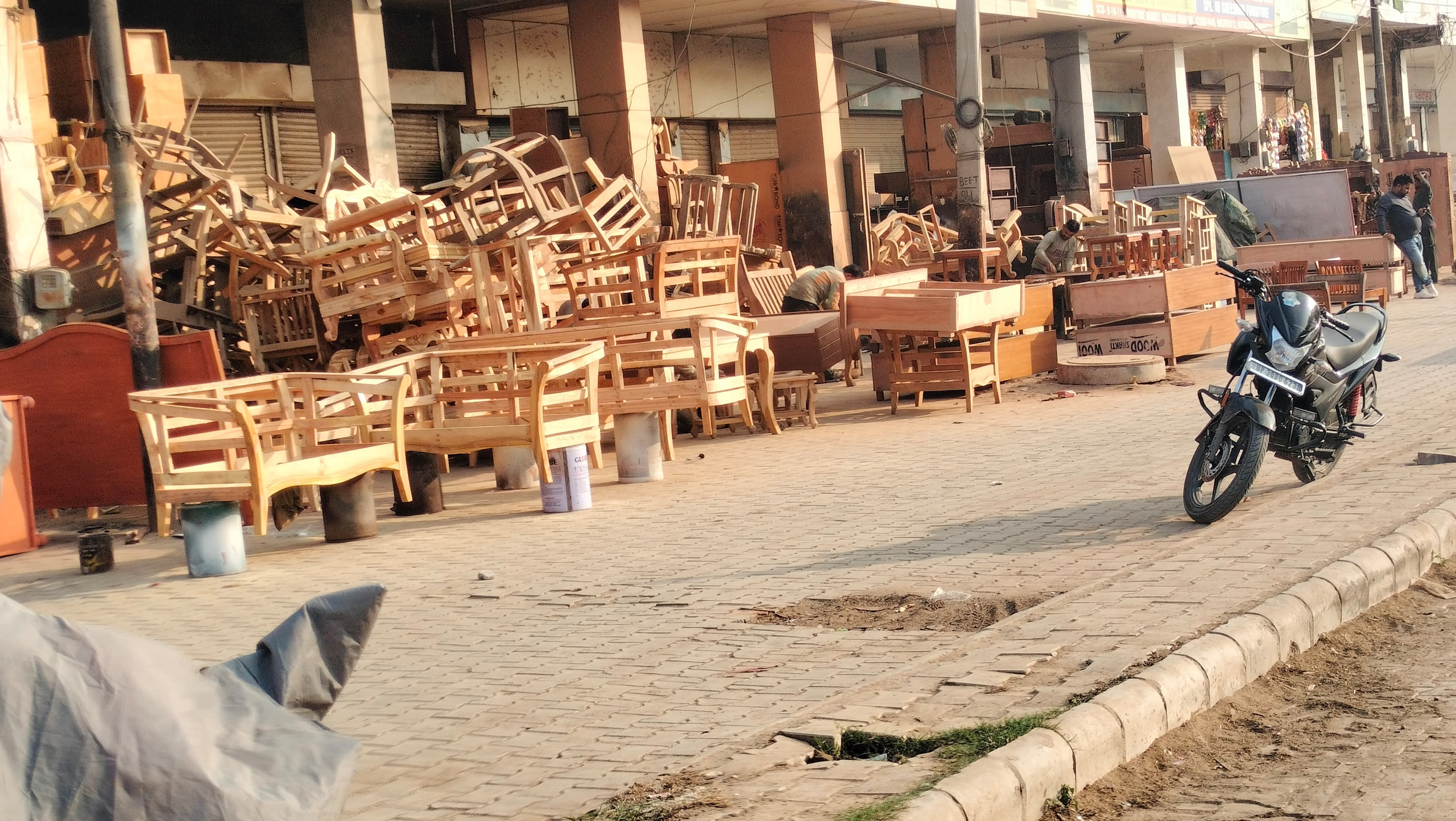 बलटाना में सुखना चौ किनारे फर्नीचर मार्केट ने घेरा आधी सड़क, अवैध कब्जे से यातायात व लोगों की सेहत पर खतरा