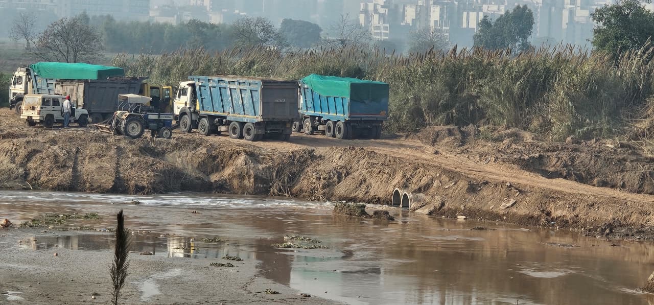 घग्गर में डीसिल्टिंग की आड़ में रेत लूट, प्रशासन की आंखों के सामने चल रहा खेल