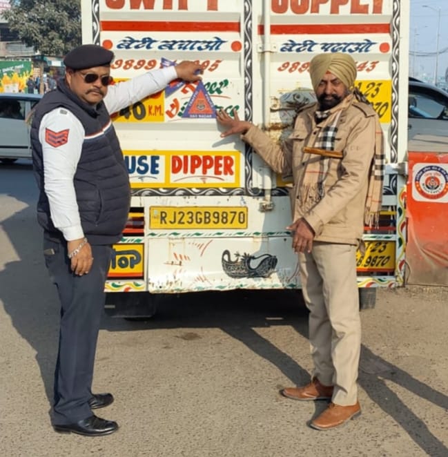 राष्ट्रीय सड़क सुरक्षा माह के तहत जीरकपुर ट्रैफिक पुलिस का अभियान, वाहनों पर लगाए गए रिफ्लेक्टर