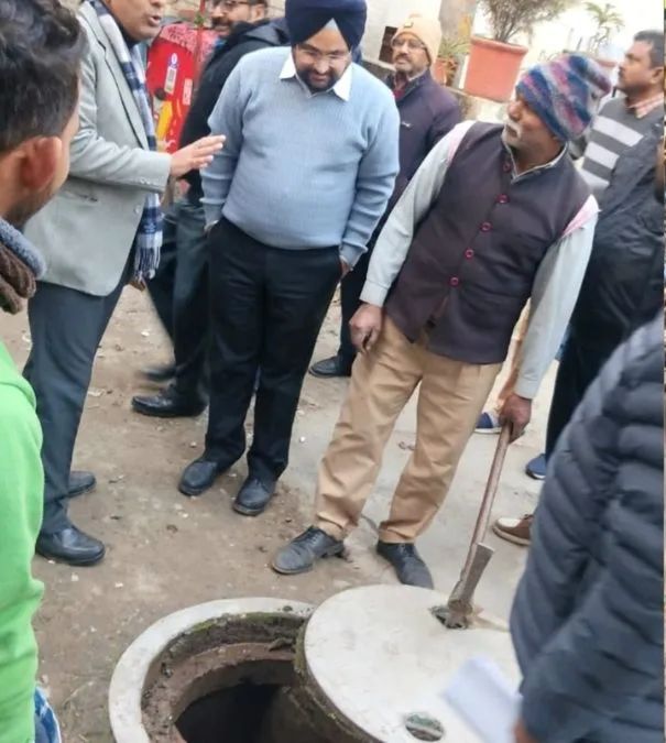 सेक्टर-15 में सीवर संकट पर पार्षद सौरभ जोशी सख्त, मौके पर पहुंचकर अधिकारियों से जवाब तलब