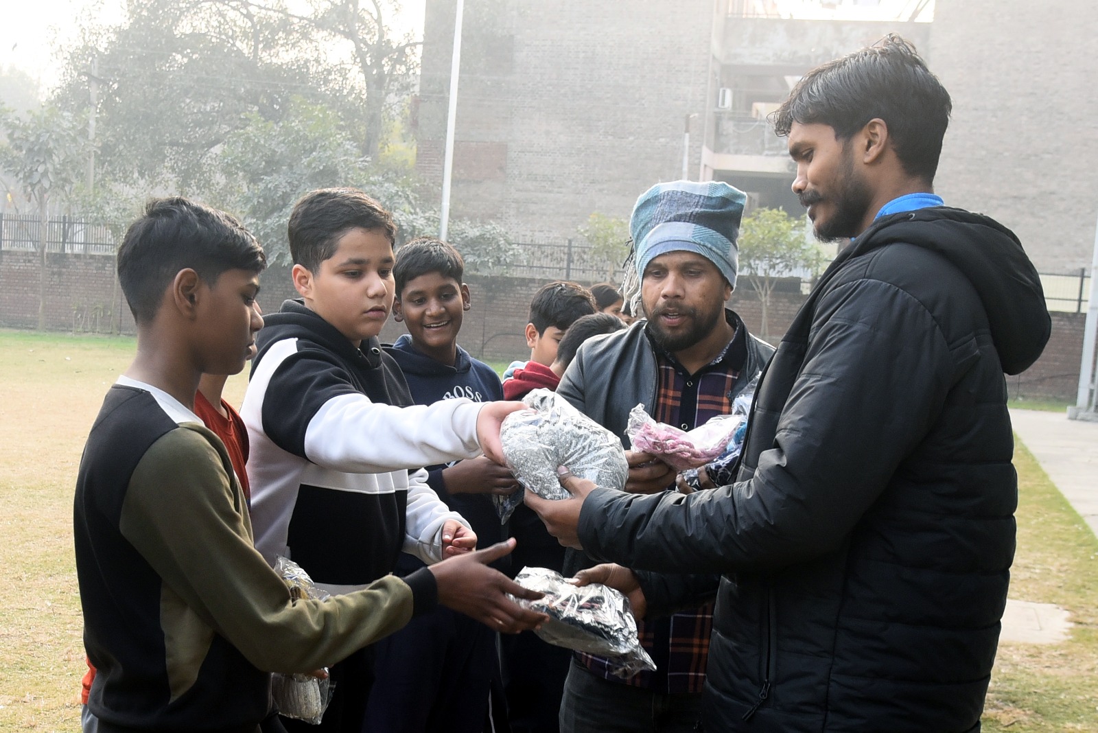 लोहड़ी पर समाजसेवी सोनू खान की अनूठी पहल—स्पोर्ट्स कॉम्प्लेक्स सेक्टर-56 में बॉक्सिंग खिलाड़ियों को वितरित की गई गर्म टोपी और जुराबें