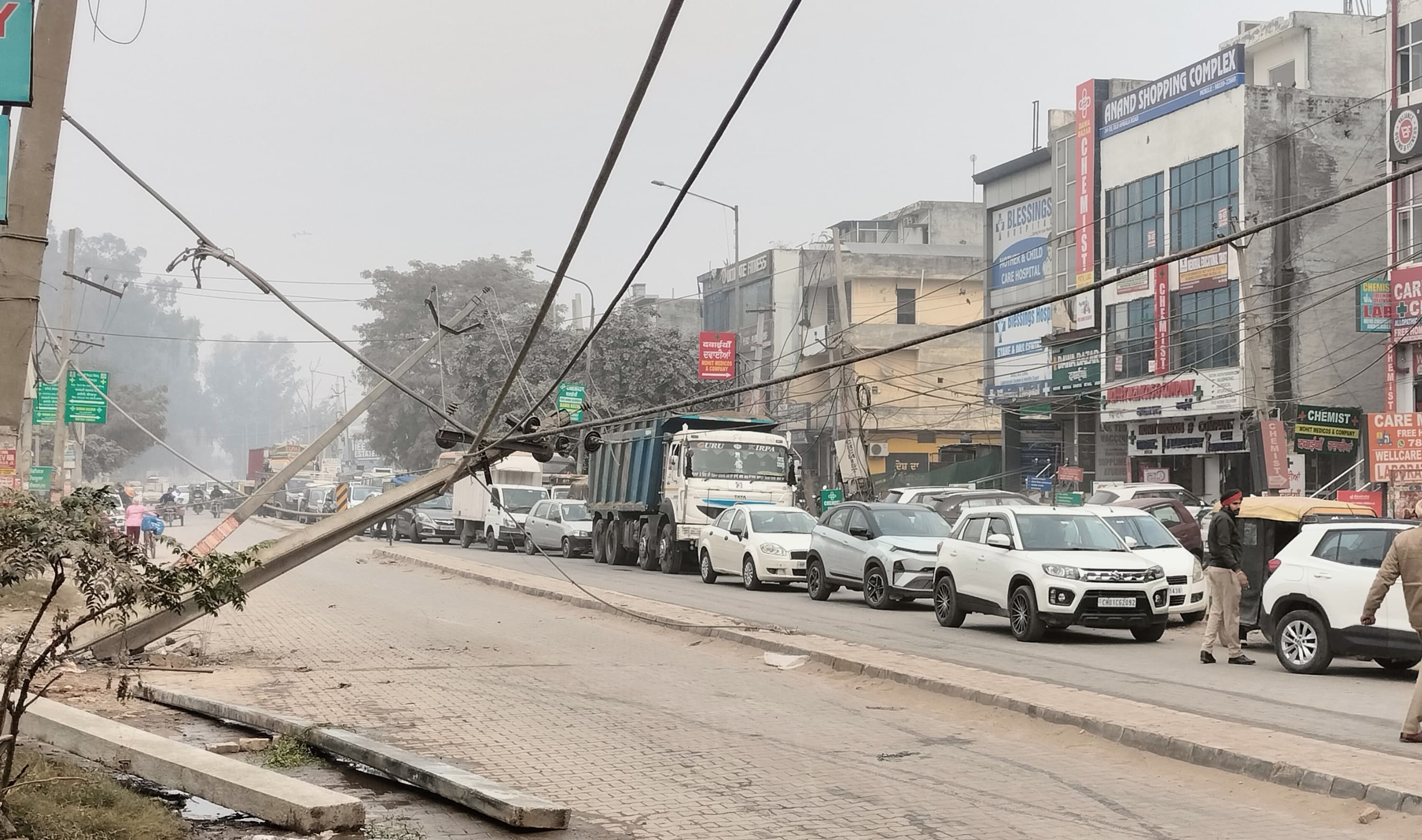 सीएचसी ढकोली के बाहर बिजली के खंभे को वाहन ने मारी टक्कर