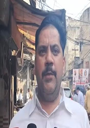 फिरोजगांधी मार्केट की तर्ज पर सब्जी मंडी बाहर फुटपाथों पर हुए कब्जे