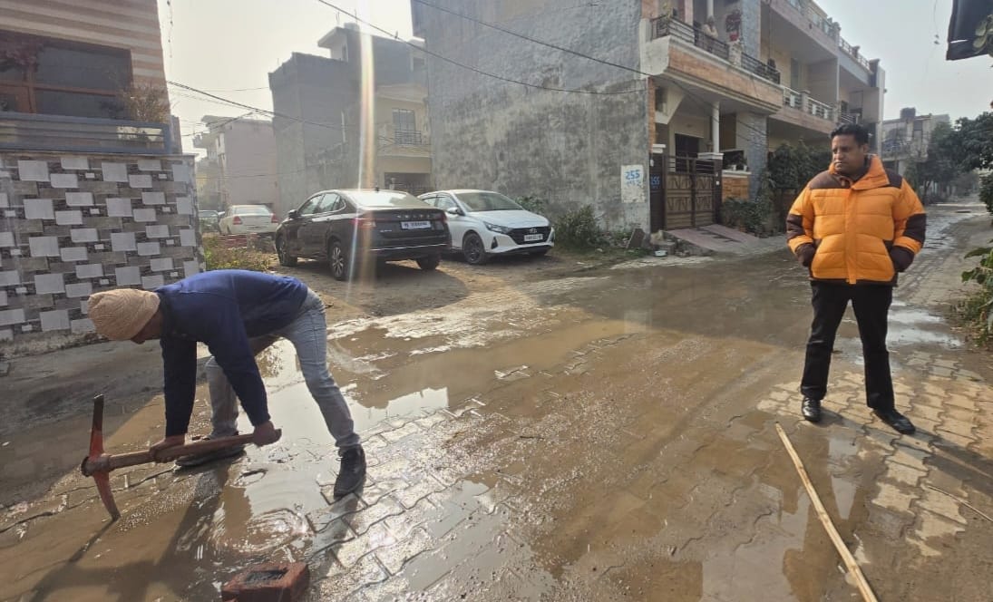 पार्षद ने ए.के.एस-2 और शिवालिक विहार क्षेत्र में आ रही सिवरेज ओवरफ्लो की समस्या का करवाया स्थायी समाधान