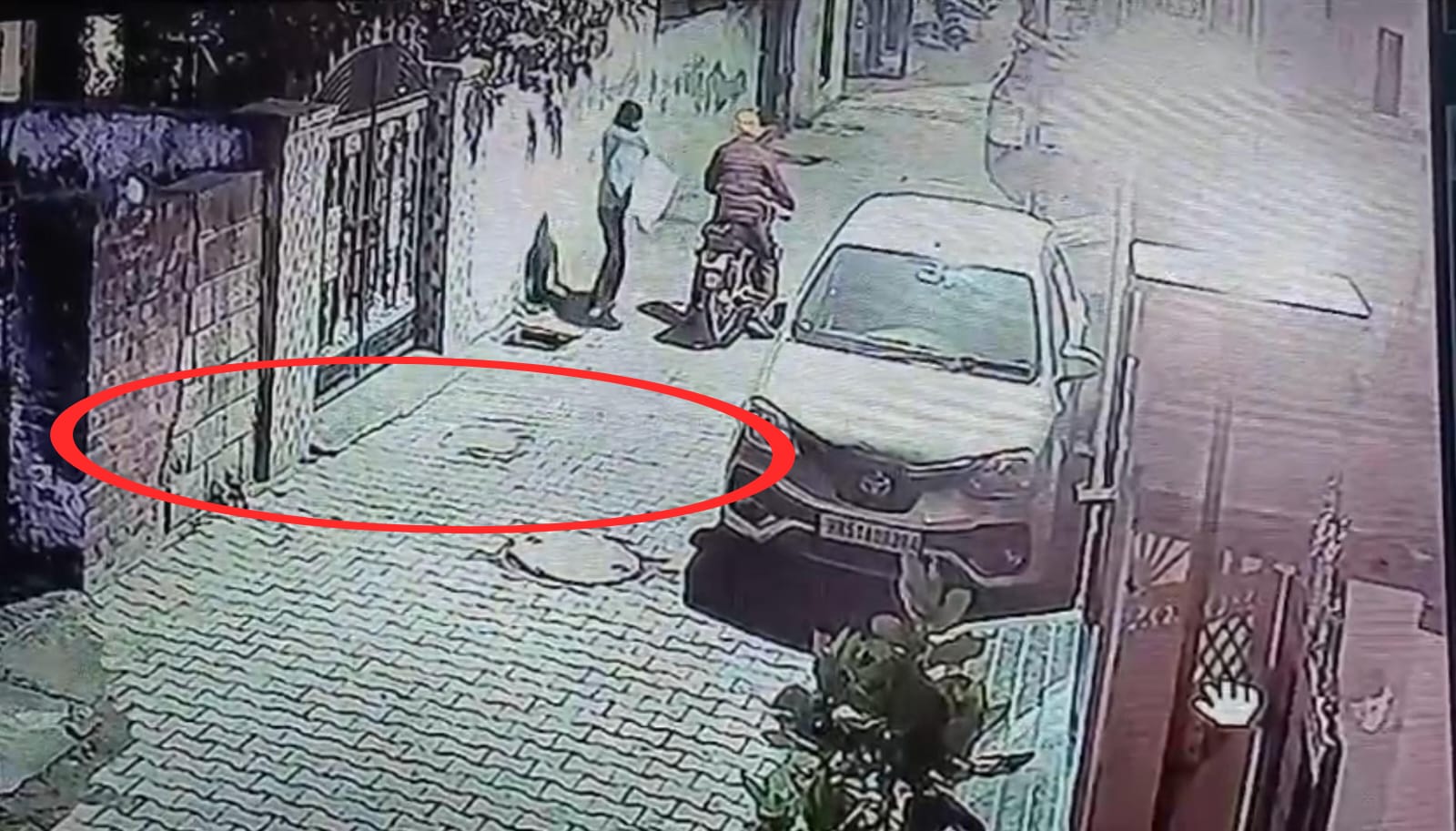 घर के बाहर से क्रेटा और बोलेरो चोरी, सीसीटीवी में कैद हुए दो युवक