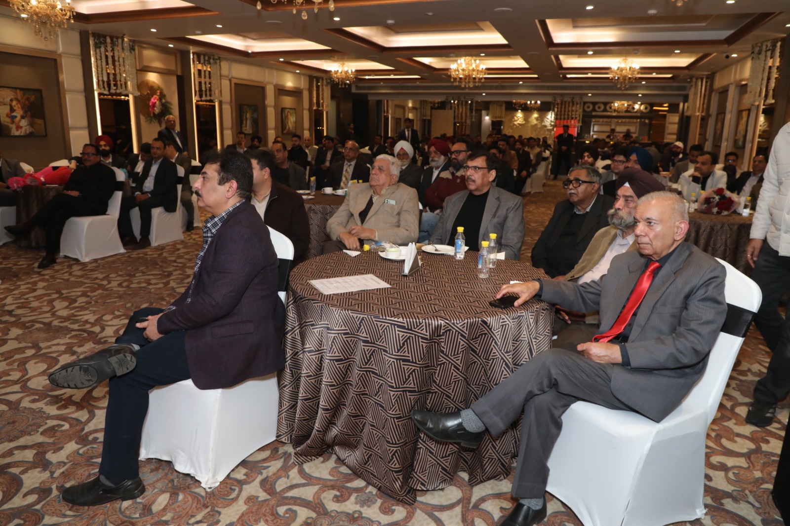 एपेक्स चैंबर की बैठक में उद्योगपतियों को बीमा संबंधी जानकारी,