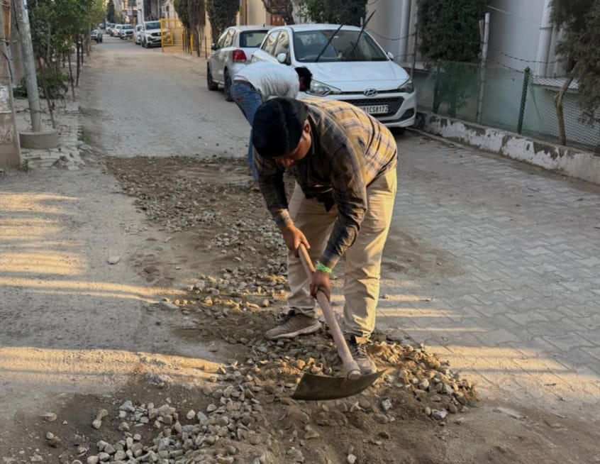 टूटी सड़कों से परेशान लोगों ने खुद संभाली कमान, अपने खर्चे पर कराया पेचवर्क