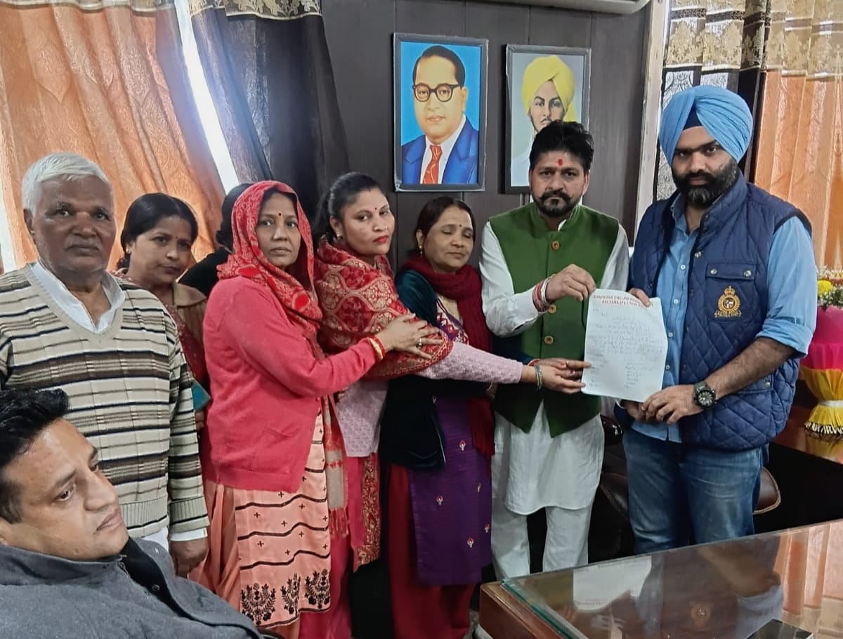 35 फुट सड़क विवाद ने लिया टकराव का रूप, महिला ने लगाया हाथापाई का आरोप