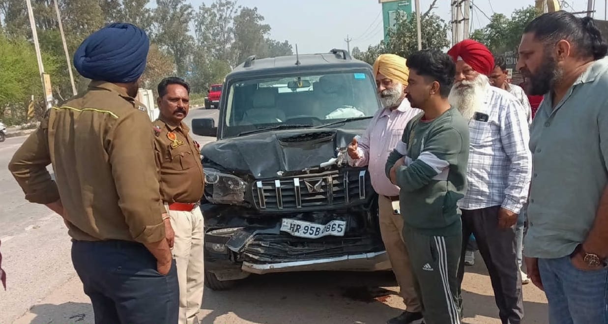 डी-मार्ट के पीछे तेज रफ्तार स्कॉर्पियो की टक्कर, टेंपो चालक गंभीर घायल