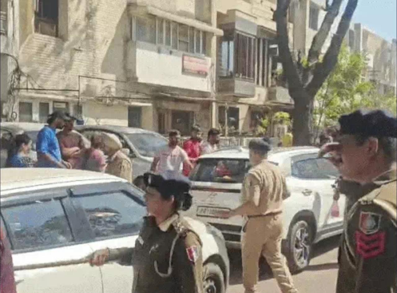 होली पर पुलिस का कड़ा पहरा, शहरभर में नाके; सेक्टर-15 और सुखना लेक से भीड़ हटाई, डीएवी में छात्राओं का प्रदर्शन