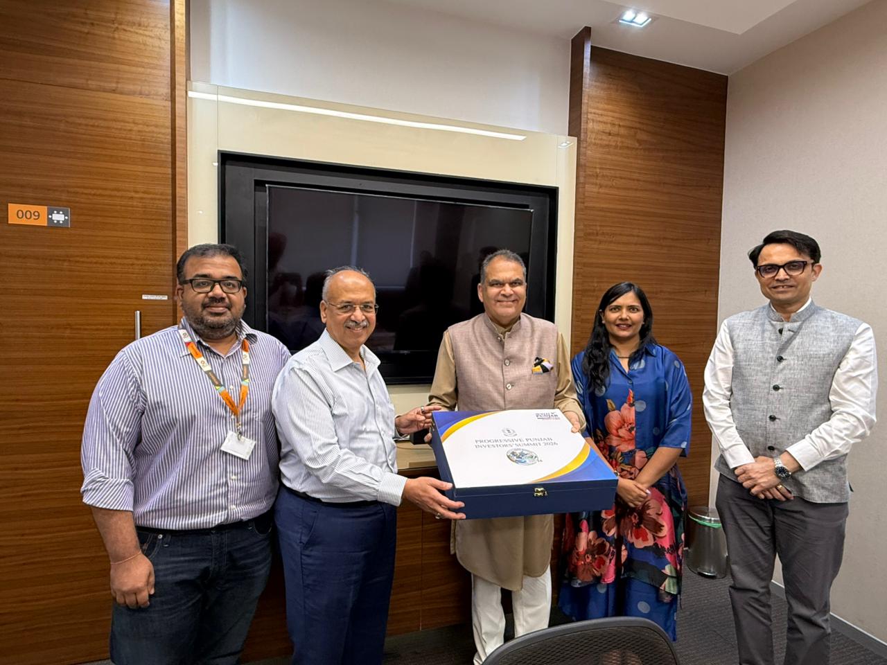 प्रोग्रेसिव पंजाब इन्वेस्टर्स समिट से पहले मुंबई में बड़े उद्योगपतियों से मिले उद्योग मंत्री संजीव अरोड़ा