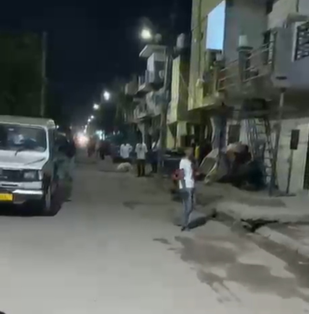 मौलिजागरां में युवक ने तेजधार हथियार से गाड़ियों पर किया हमला, CCTV में कैद वारदात