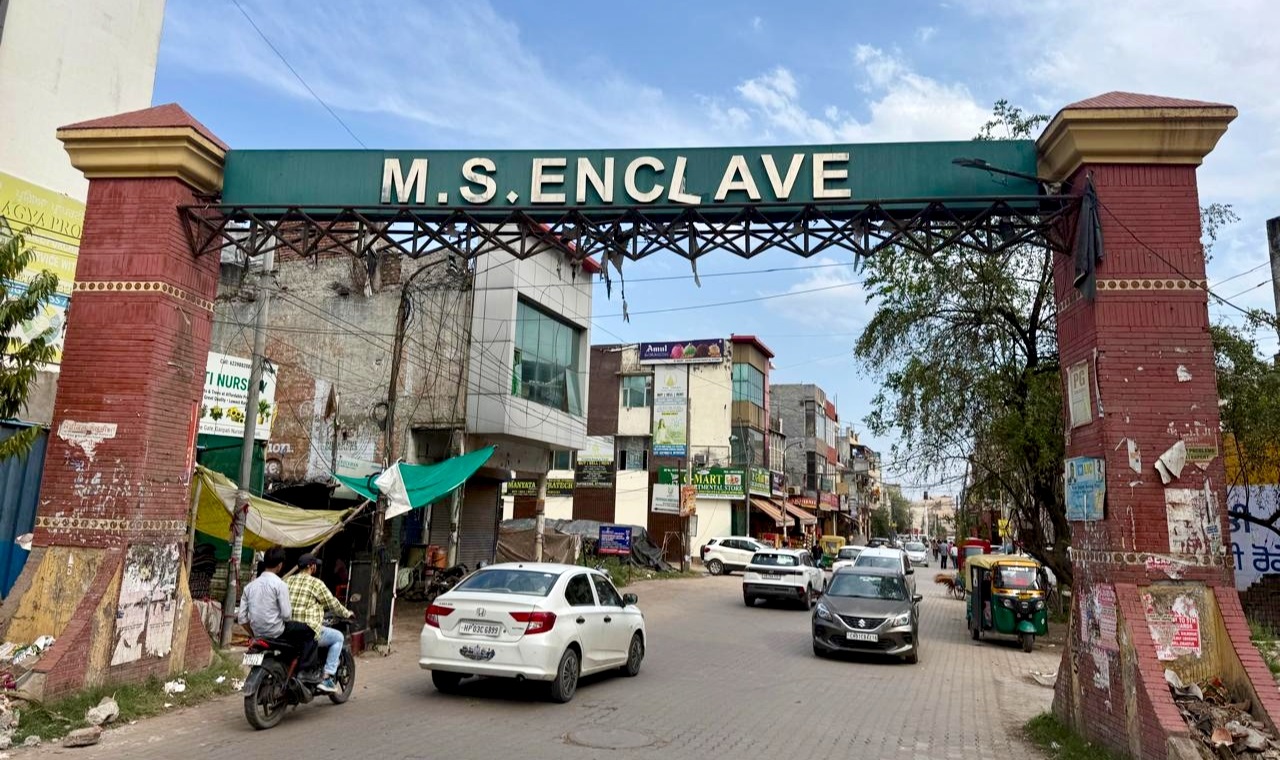 एमएस एनक्लेव में सौंदर्यीकरण अभियान की शुरुआत, मुख्य द्वार से हटाए पोस्टर-बैनर     आरडब्ल्यूए की पहल—अब पिलर्स की पेंटिंग और एलईडी बोर्ड लगाने की तैयारी