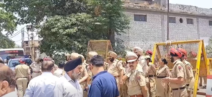 PPCB खिलाफ इंडस्ट्री का आक्रोश, ऑफिस बाहर लगाया धरना, सरकार को पांच जून तक का अल्टीमेटम