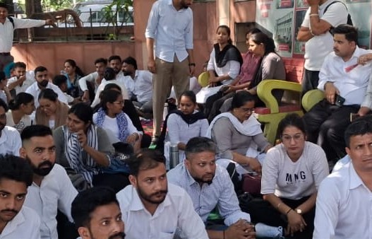 Hoshiarpur: सेवा केंद्रों के कर्मचारियों के पक्ष में सरकार की ओर से अपनी मांगें पूरी करवाने हेतु मांग पत्र दिया