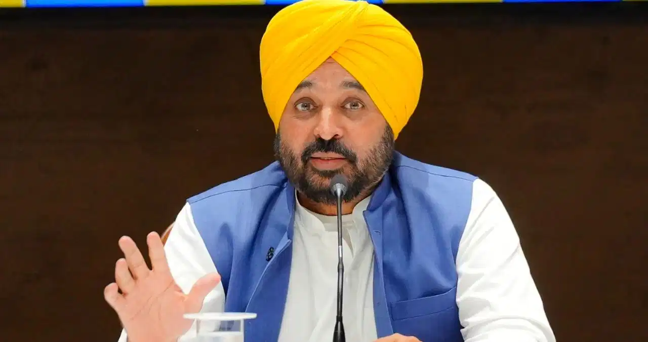 Chandigarh: पंजाब सरकार ने दिखाई अनुशासन की ताकत, परीक्षा में असफल दो PCS अधिकारियों को किया गया पदावनत