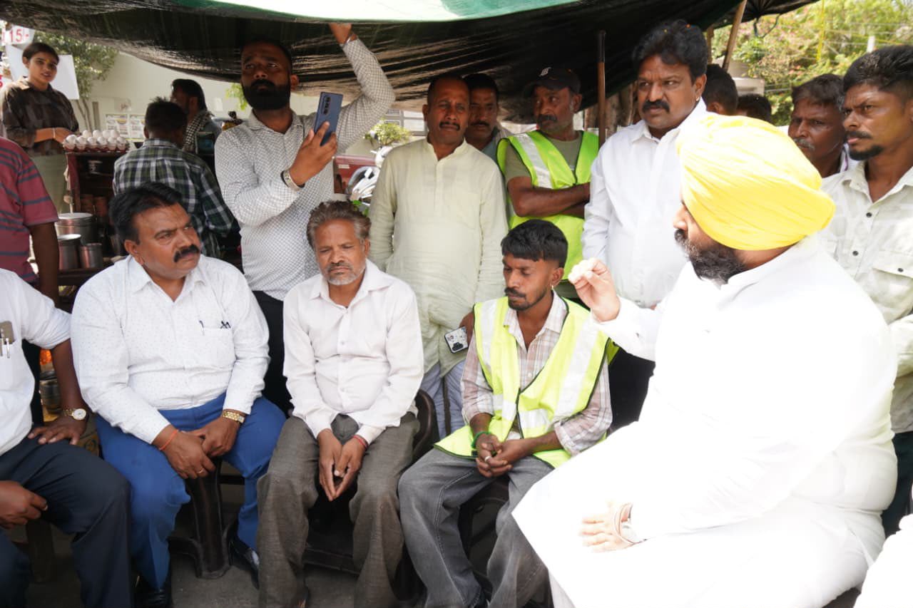 Chandigarh: मिशन क्लीन पंजाब’ के तहत लुधियाना पहुंचे हरजोत सिंह बैंस, सफाई सेवकों के साथ चाय का कप किया साझा