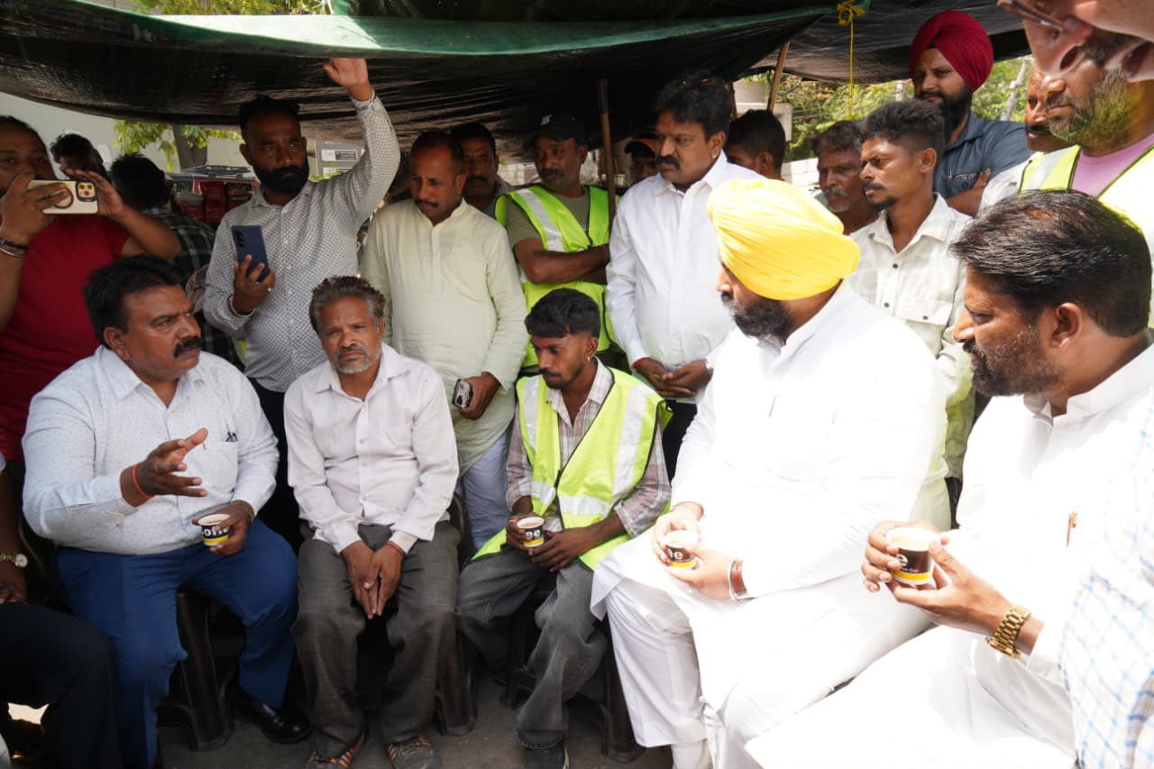 Chandigarh: मिशन क्लीन पंजाब’ के तहत लुधियाना पहुंचे हरजोत सिंह बैंस, सफाई सेवकों के साथ चाय का कप किया साझा