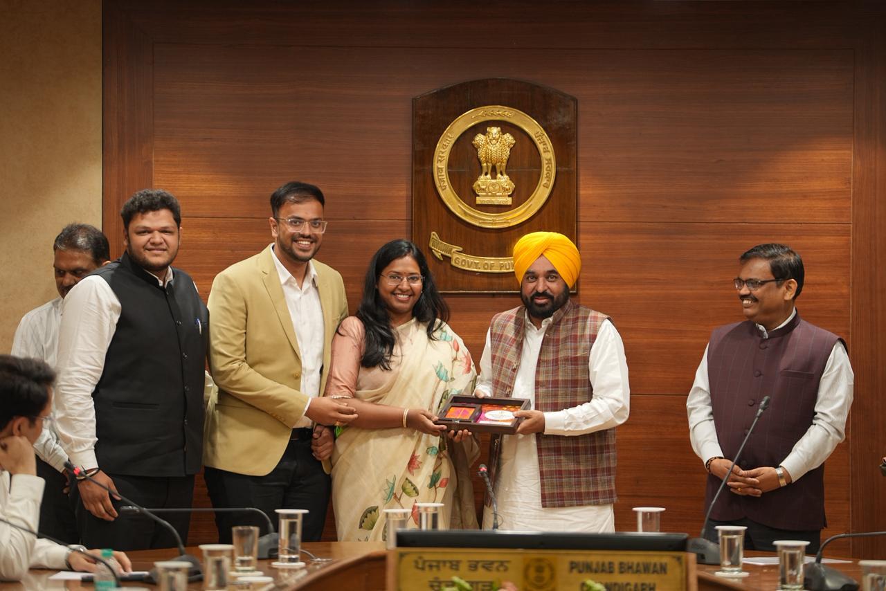 Chandigarh: मान सरकार ने UPSC सफल उम्मीदवारों को किया सम्मानित, आम परिवारों के बच्चों की सफलता की सराहना