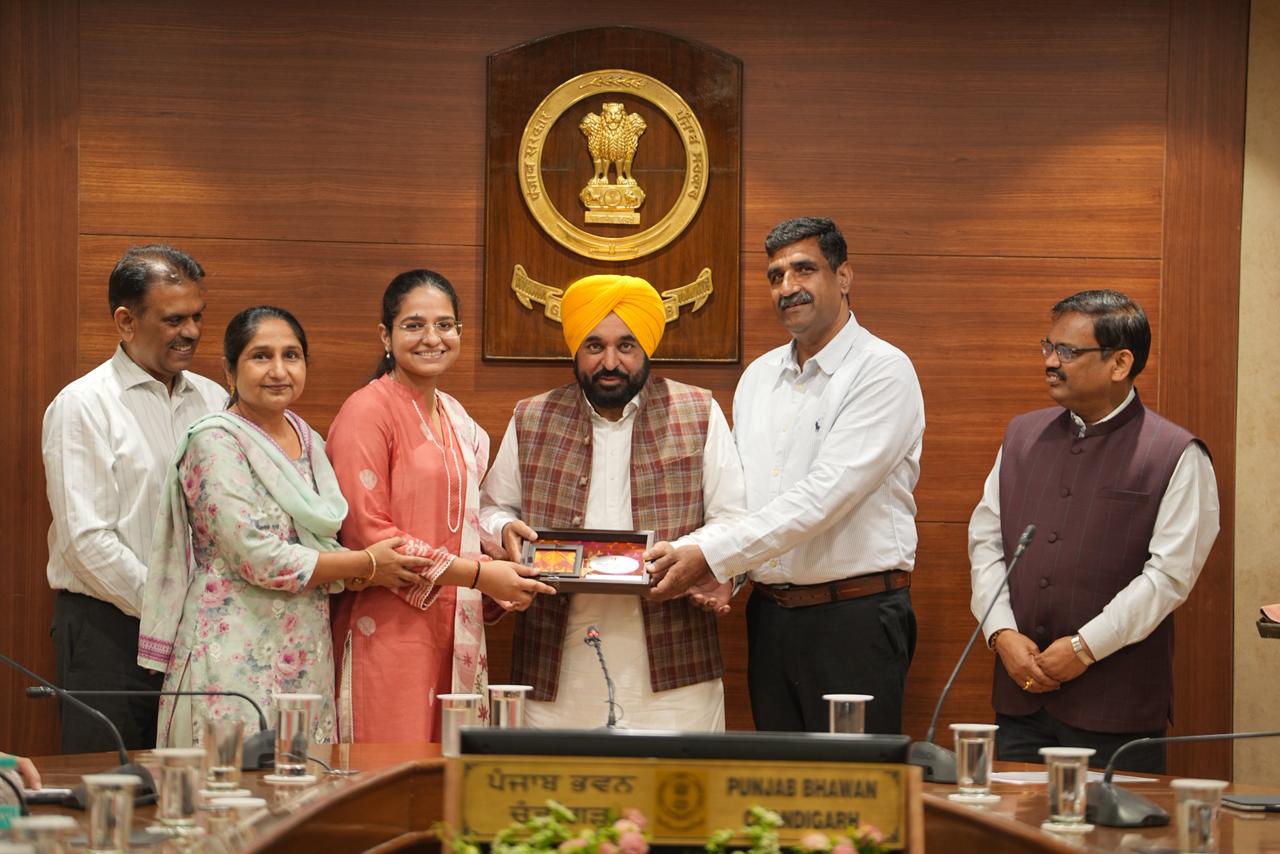 Chandigarh: मान सरकार ने UPSC सफल उम्मीदवारों को किया सम्मानित, आम परिवारों के बच्चों की सफलता की सराहना