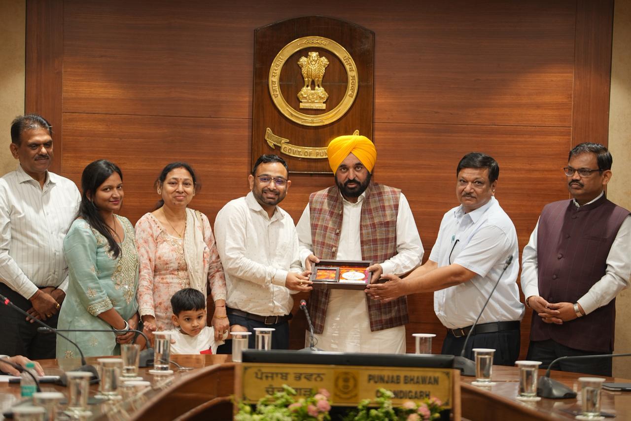 Chandigarh: मान सरकार ने UPSC सफल उम्मीदवारों को किया सम्मानित, आम परिवारों के बच्चों की सफलता की सराहना