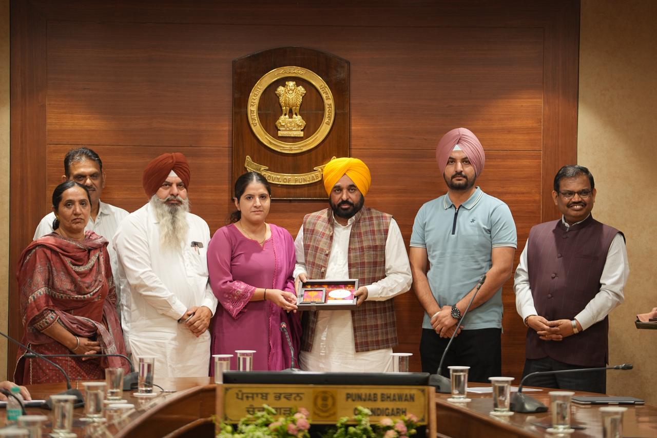 Chandigarh: मान सरकार ने UPSC सफल उम्मीदवारों को किया सम्मानित, आम परिवारों के बच्चों की सफलता की सराहना