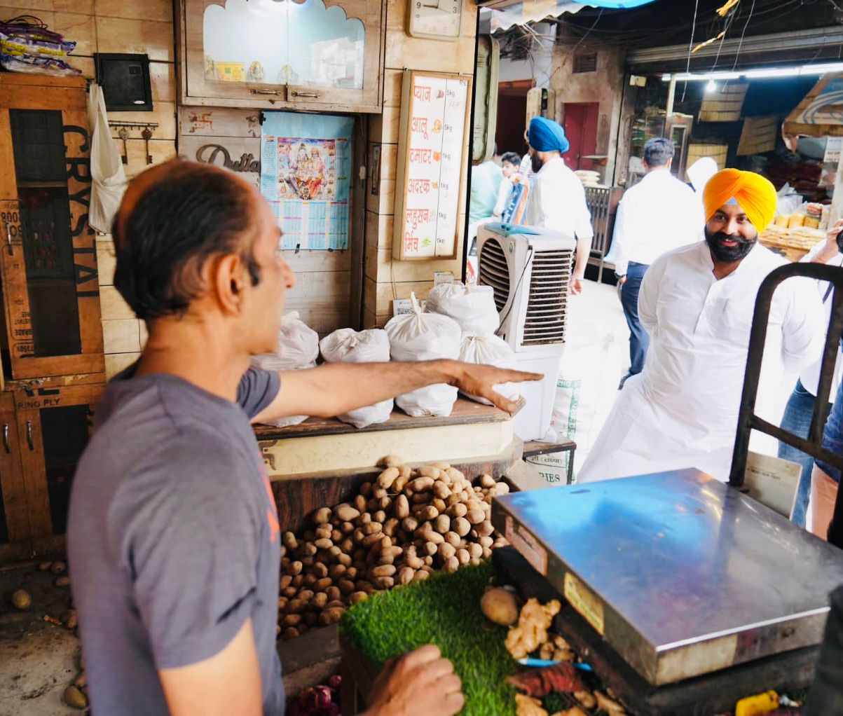 Amritsar: आधी रात सड़कों पर उतरे हरजोत सिंह बैंस, सफाई अभियान का किया आगाज़