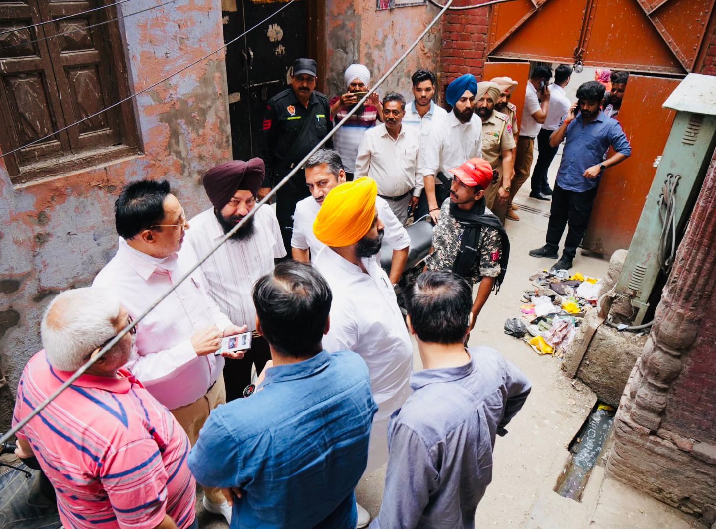 Amritsar: आधी रात सड़कों पर उतरे हरजोत सिंह बैंस, सफाई अभियान का किया आगाज़