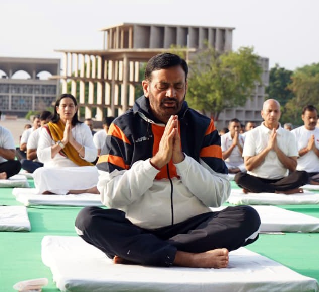Chandigarh: मुख्यमंत्री श्री नायब सिंह सैनी ने विस अध्यक्ष के साथ विस परिसर में किया योग प्रोटोकॉल का अभ्यास