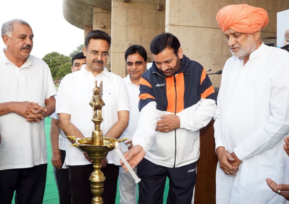 Chandigarh: मुख्यमंत्री श्री नायब सिंह सैनी ने विस अध्यक्ष के साथ विस परिसर में किया योग प्रोटोकॉल का अभ्यास