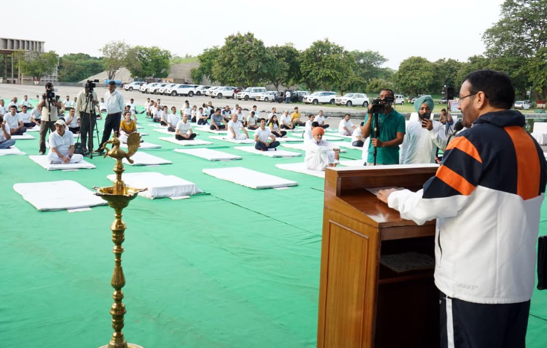 Chandigarh: मुख्यमंत्री श्री नायब सिंह सैनी ने विस अध्यक्ष के साथ विस परिसर में किया योग प्रोटोकॉल का अभ्यास