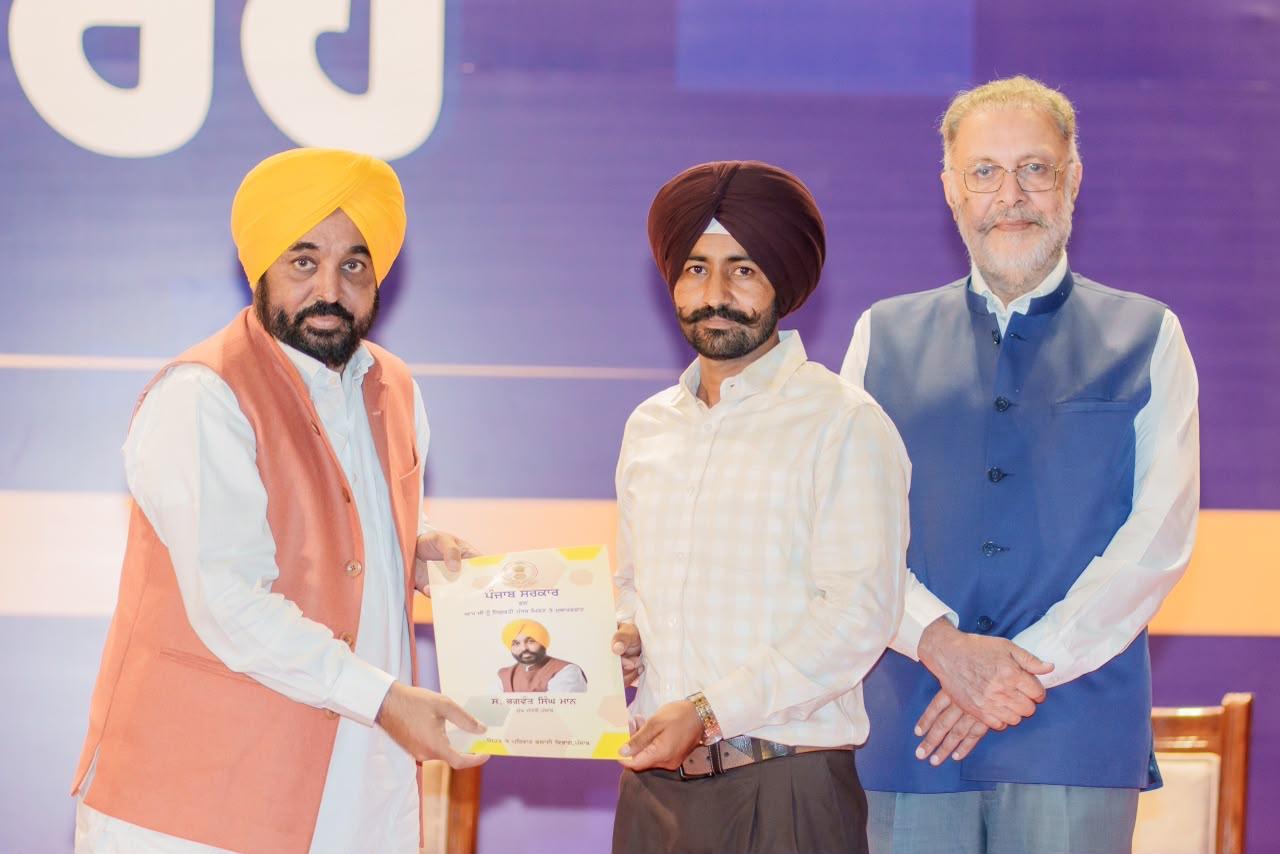 Mohali: मुख्यमंत्री भगवंत मान ने 523 युवाओं को सौंपे नियुक्ति पत्र, पारदर्शी भर्ती का दावा