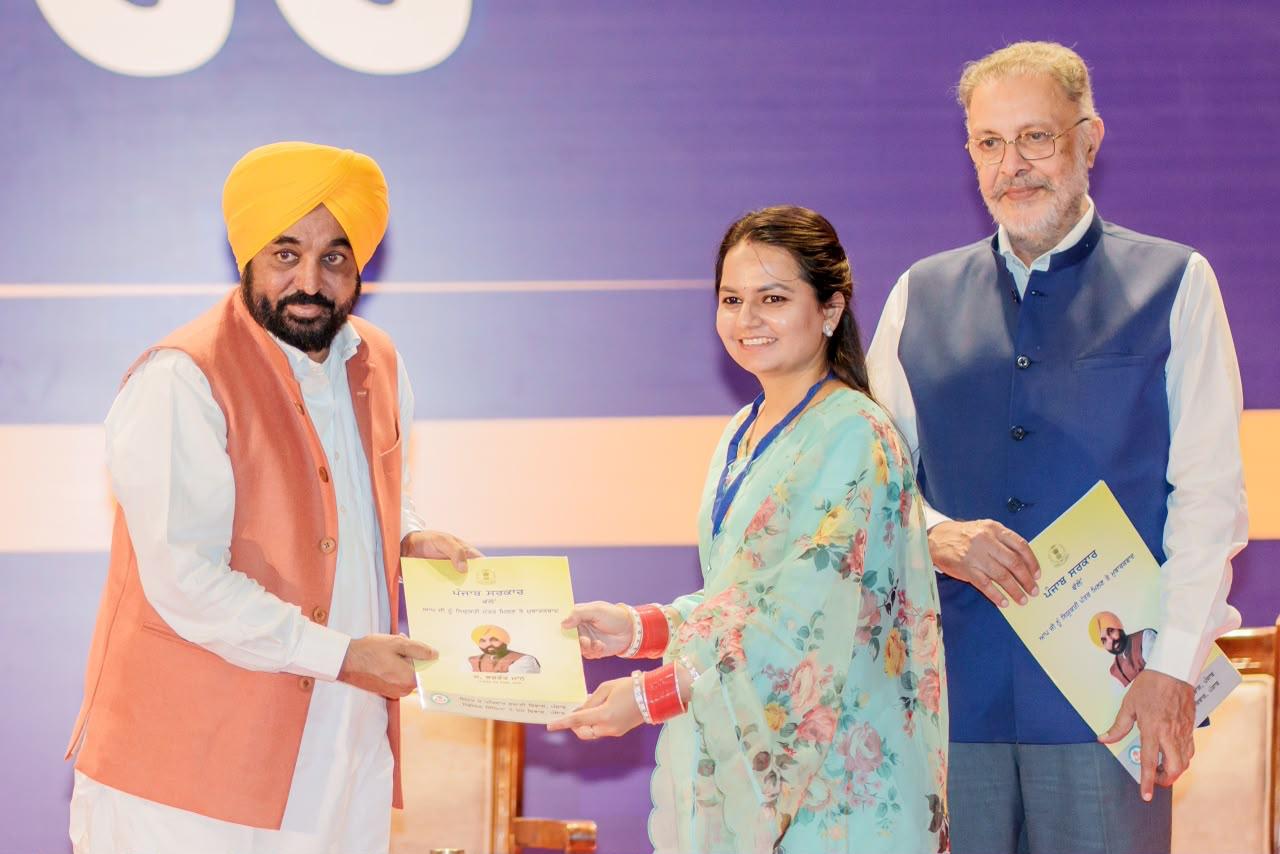 Mohali: मुख्यमंत्री भगवंत मान ने 523 युवाओं को सौंपे नियुक्ति पत्र, पारदर्शी भर्ती का दावा
