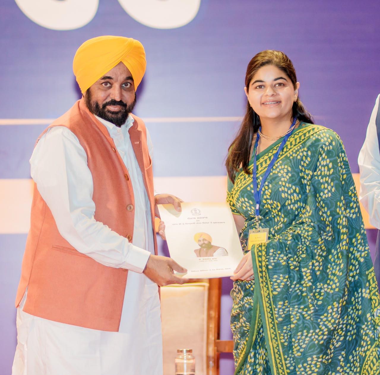 Mohali: मुख्यमंत्री भगवंत मान ने 523 युवाओं को सौंपे नियुक्ति पत्र, पारदर्शी भर्ती का दावा