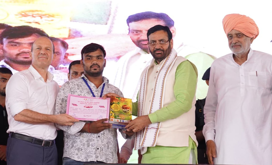 Chandigarh: मुख्यमंत्री नायब सिंह सैनी ने मुनीमपुर में किसानों को प्रदान किए पुष्प रत्न एवं पुष्प सम्मान पुरस्कार