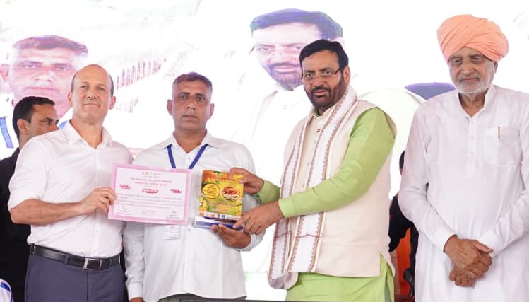 Chandigarh: मुख्यमंत्री नायब सिंह सैनी ने मुनीमपुर में किसानों को प्रदान किए पुष्प रत्न एवं पुष्प सम्मान पुरस्कार
